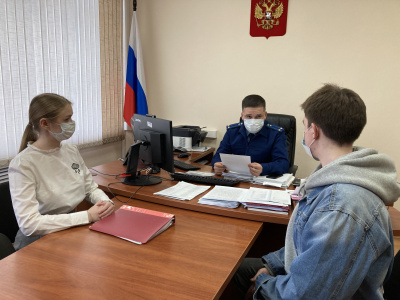 06.04.2020 Глазовским межрайонным прокурором Бакировым Р.А. проведена встреча с учащимися, изъявившими желание участвовать в кон-курсном отборе кандидатов  в абитуриенты, желающих обучаться на целевых местах институтов прокуратуры