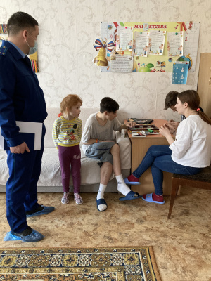 30.03.2021 Глазовским межрайонным прокурором Бакировым Р.А. проведена встреча с воспитанниками КУ УР «Глазовский детский дом» и АСУ СО УР «Глазовский детский дом для умственно-отсталых детей